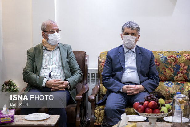 حضور جمعی از مسئولین در منزل خبرنگاران جانباخته