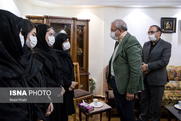 حضور جمعی از مسئولین در منزل خبرنگاران جانباخته