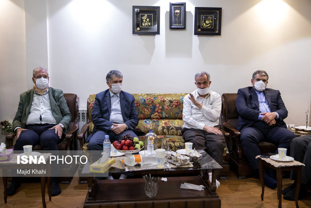 حضور جمعی از مسئولین در منزل خبرنگاران جانباخته