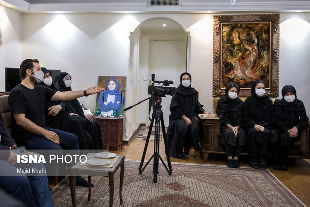 حضور جمعی از مسئولین در منزل خبرنگاران جانباخته