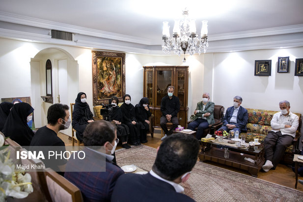 حضور جمعی از مسئولین در منزل خبرنگاران جانباخته