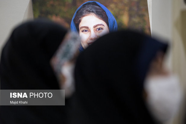 حضور جمعی از مسئولین در منزل خبرنگاران جانباخته