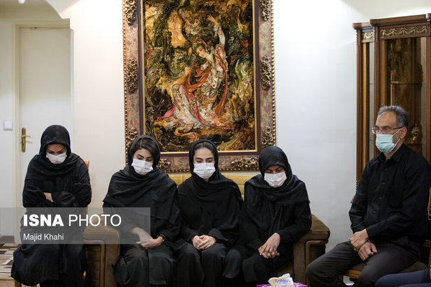 حضور جمعی از مسئولین در منزل خبرنگاران جانباخته