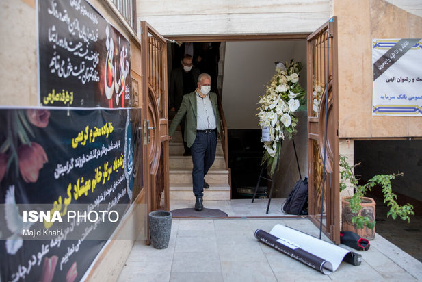 حضور جمعی از مسئولین در منزل خبرنگاران جانباخته