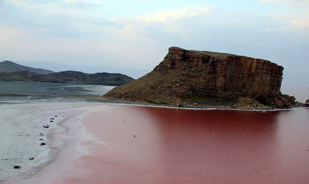 دریاچه ارومیه سرخ شد