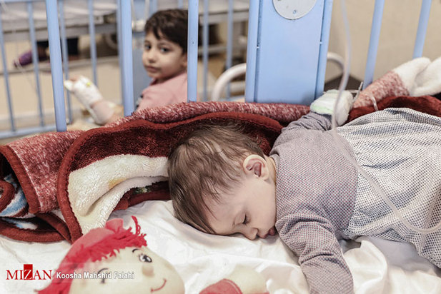 روزهای سخت کودکان کرونایی در بیمارستان