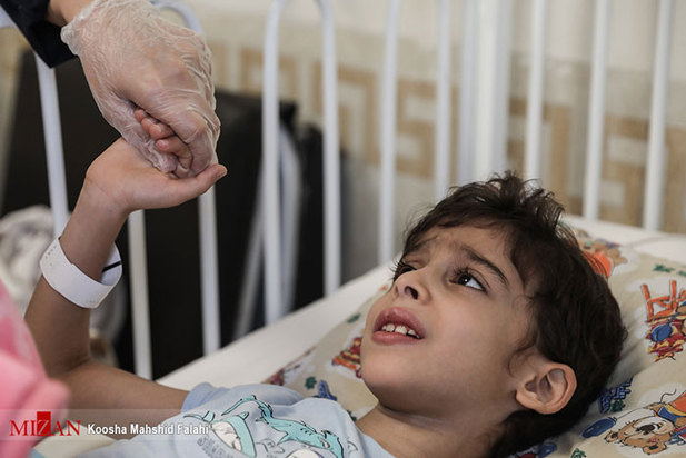 روزهای سخت کودکان کرونایی در بیمارستان