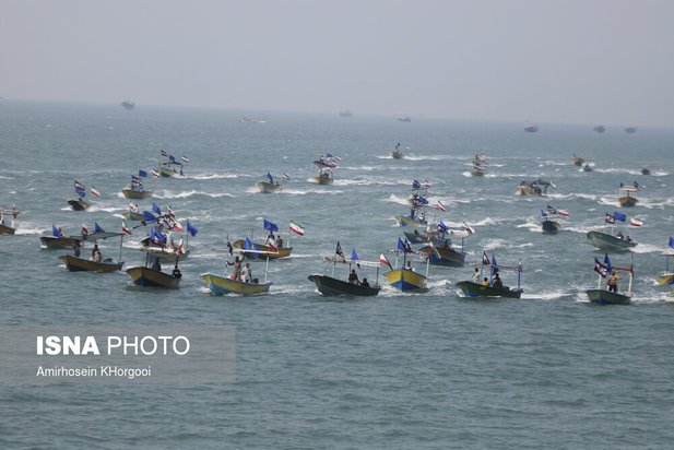 رژه شناوری مردمی بسیج دریایی نیروی دریایی سپاه در بندرعباس