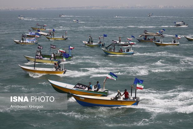 رژه شناوری مردمی بسیج دریایی نیروی دریایی سپاه در بندرعباس