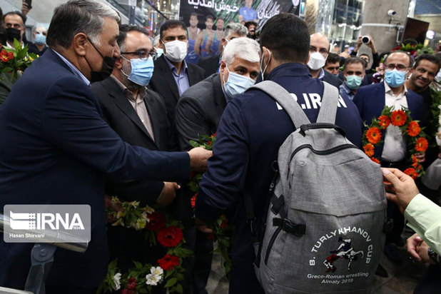 بازگشت تیم ملی کشتی فرنگی به کشور