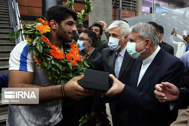 بازگشت تیم ملی کشتی فرنگی به کشور