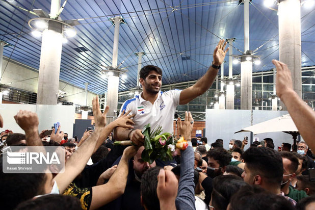 بازگشت تیم ملی کشتی فرنگی به کشور