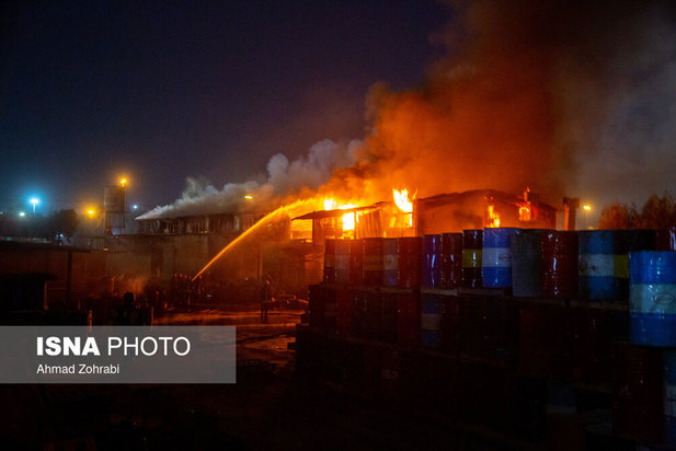 آتش سوزی کارخانه تولید رنگ در قم