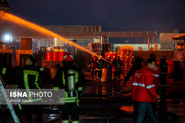 آتش سوزی کارخانه تولید رنگ در قم