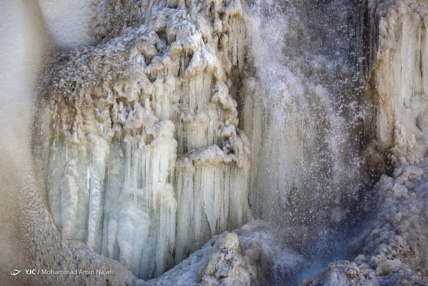 آبشار گنجنامه یخ زد