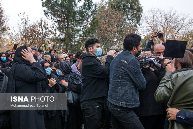 مراسم تشییع و خاکسپاری زهره فکورصبور