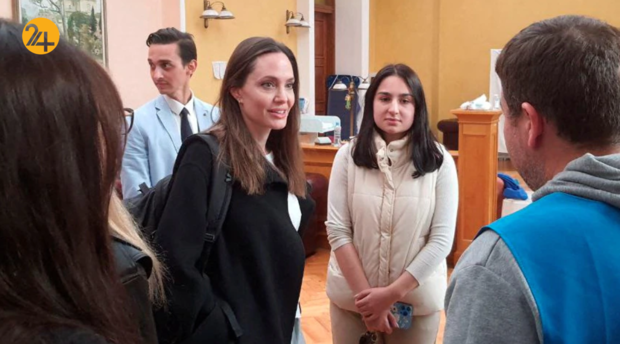 آنجلینا جولی را در میان جنگ زدگان اوکراینی