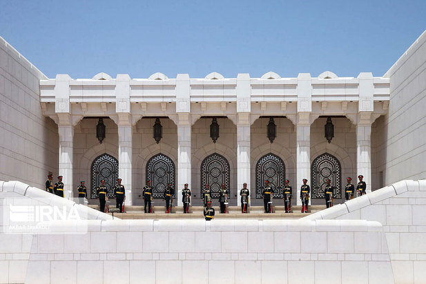 استقبال رسمی سلطان عمان از رئیس جمهور