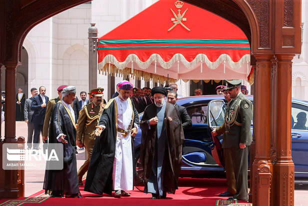 استقبال رسمی سلطان عمان از رئیس جمهور