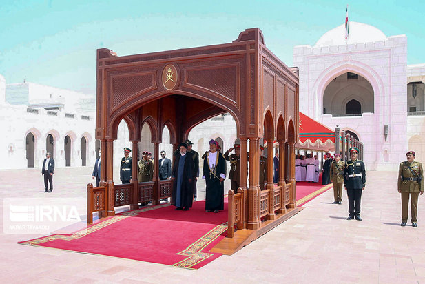 استقبال رسمی سلطان عمان از رئیس جمهور