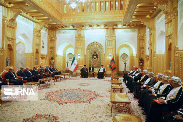 استقبال رسمی سلطان عمان از رئیس جمهور
