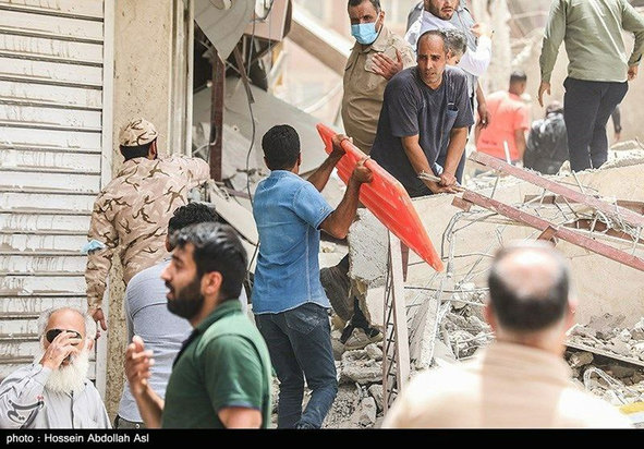 ریزش ساختمان ۱۰ طبقه در آبادان