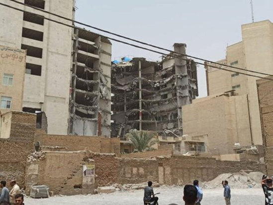 ریزش ساختمان ۱۰ طبقه در آبادان