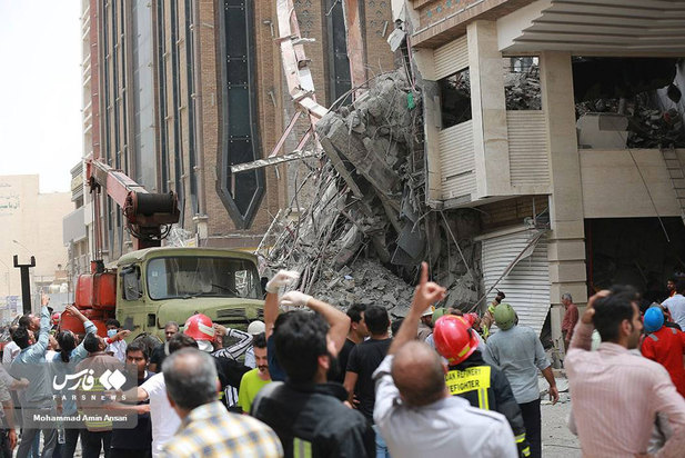 ریزش ساختمان ۱۰ طبقه در آبادان
