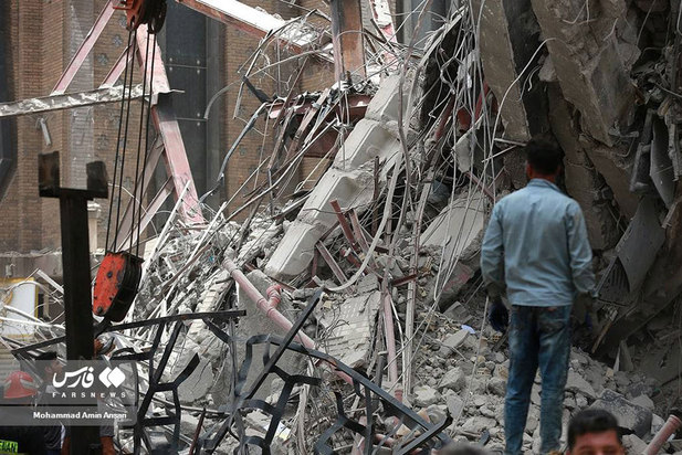 ریزش ساختمان ۱۰ طبقه در آبادان