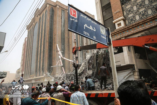 ریزش ساختمان ۱۰ طبقه در آبادان