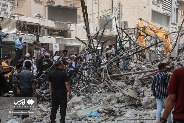 ریزش ساختمان ۱۰ طبقه در آبادان