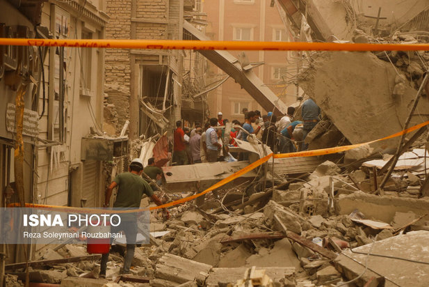 ریزش ساختمان ۱۰ طبقه در آبادان