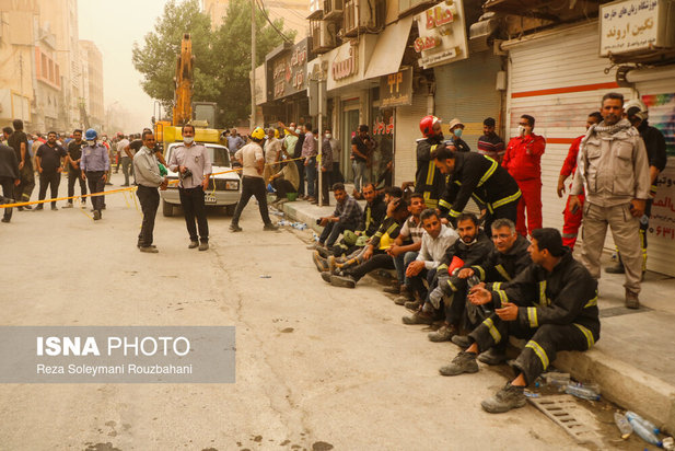 ریزش ساختمان ۱۰ طبقه در آبادان