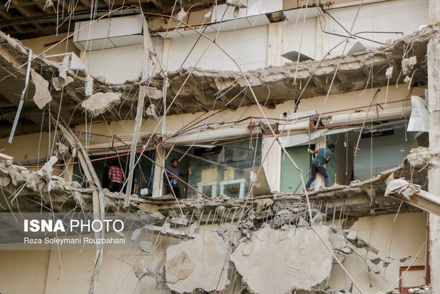 ریزش ساختمان ۱۰ طبقه در آبادان