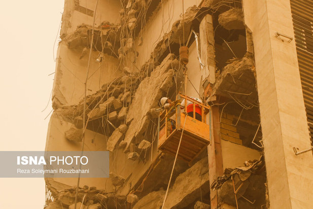 ریزش ساختمان ۱۰ طبقه در آبادان