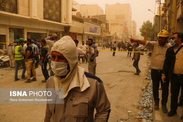 ریزش ساختمان ۱۰ طبقه در آبادان