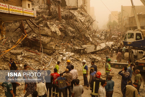 ریزش ساختمان ۱۰ طبقه در آبادان