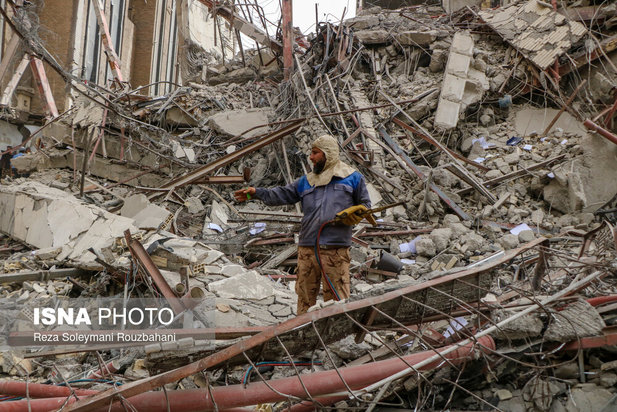 ریزش ساختمان ۱۰ طبقه در آبادان