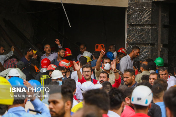 ریزش ساختمان ۱۰ طبقه در آبادان