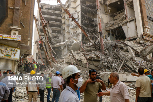 ریزش ساختمان ۱۰ طبقه در آبادان