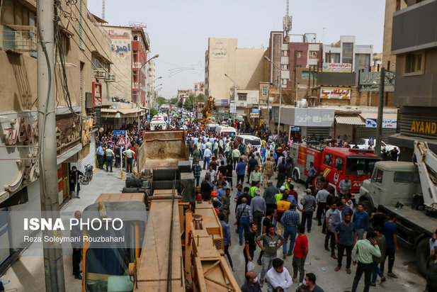 ریزش ساختمان ۱۰ طبقه در آبادان