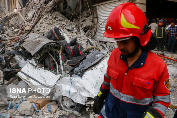 ریزش ساختمان ۱۰ طبقه در آبادان