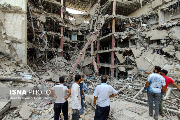 ریزش ساختمان ۱۰ طبقه در آبادان