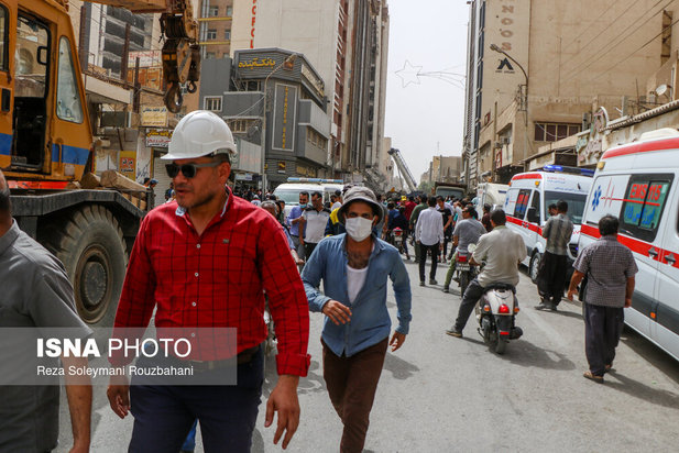 ریزش ساختمان ۱۰ طبقه در آبادان