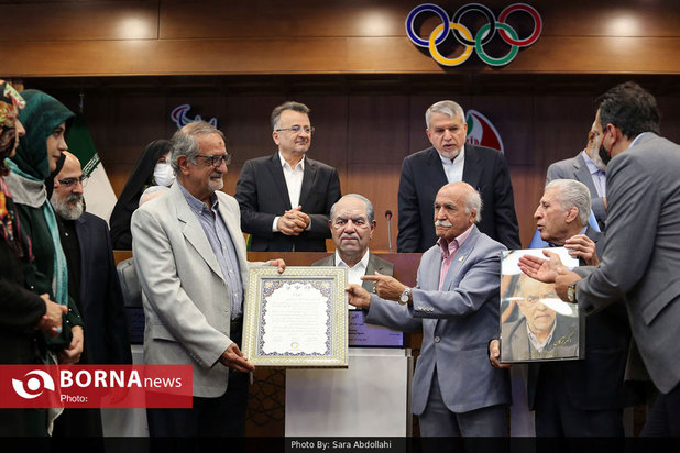 رونمایی از سردیس چهره های ماندگار ورزش ایران