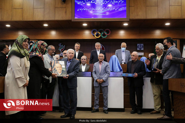 رونمایی از سردیس چهره های ماندگار ورزش ایران