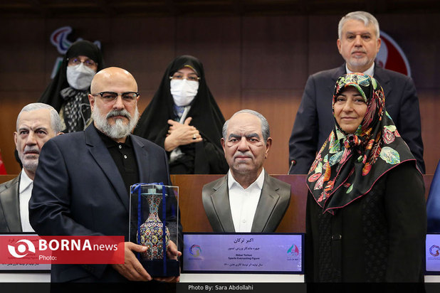 رونمایی از سردیس چهره های ماندگار ورزش ایران