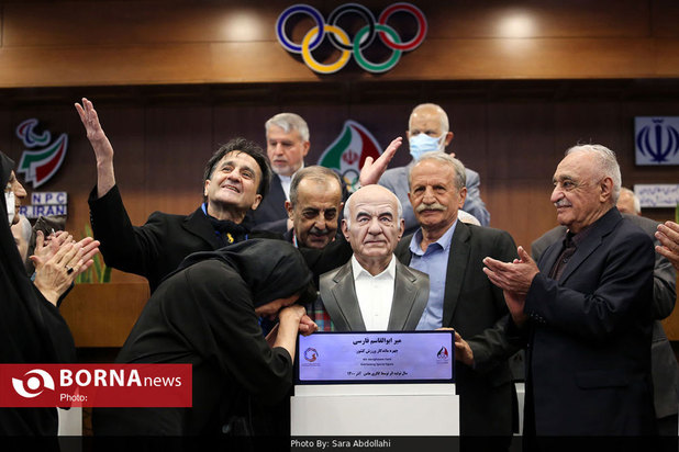 رونمایی از سردیس چهره های ماندگار ورزش ایران