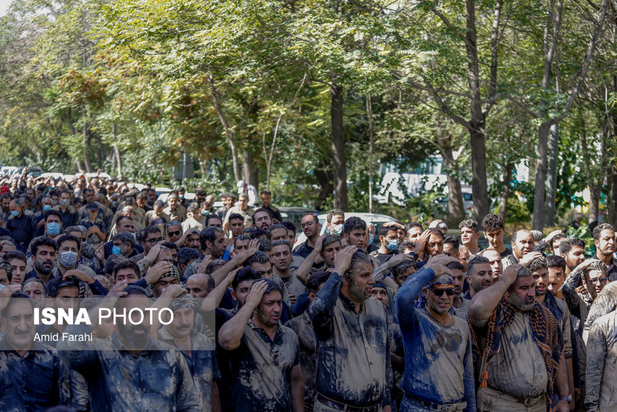 آئین گل‌مالی در ظهر عاشورا