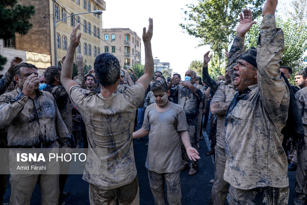 آئین گل‌مالی در ظهر عاشورا